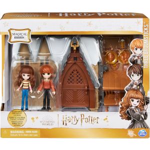 WW MAGICAL MINI THREE BROOMSTICKS PLAYSET-RON & HERMIONE